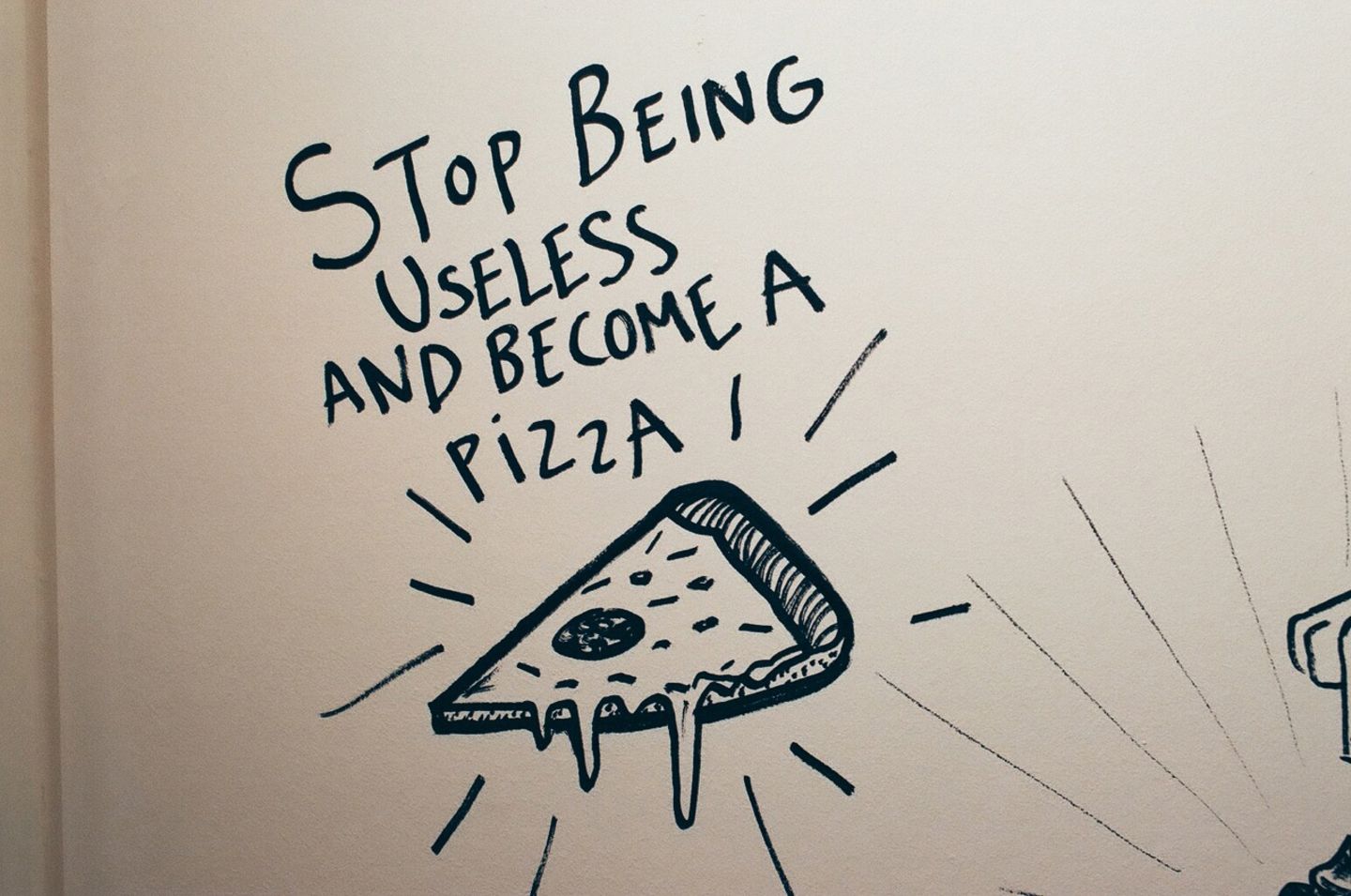 Ein gemaltes Stück Pizza mit den Worten "Stop being useless and became a pizza"
