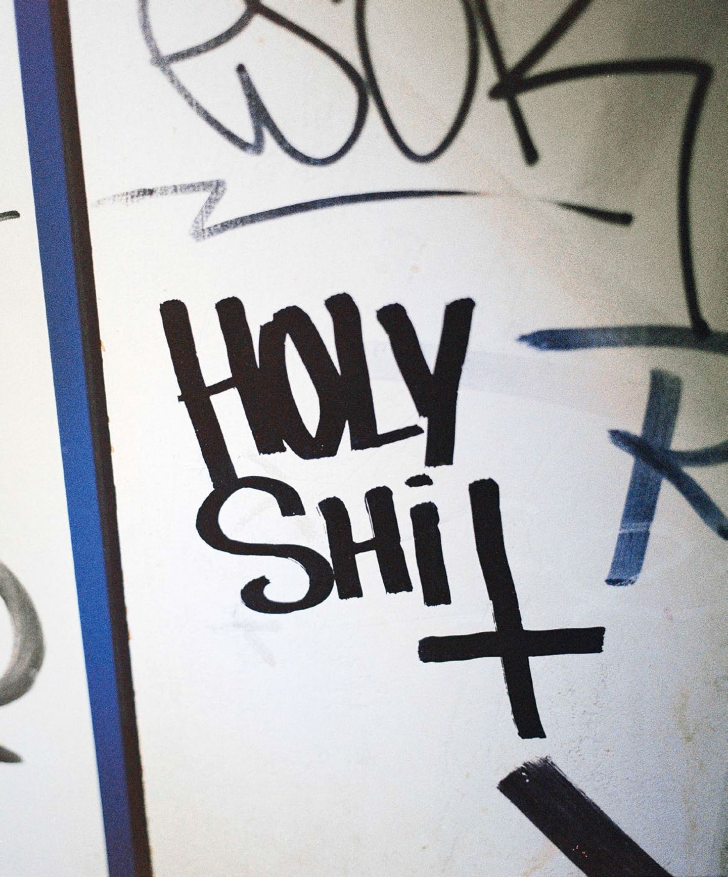 Das Wort "Holy Shit" zwischen anderen Schmierereien
