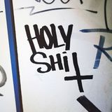Das Wort "Holy Shit" zwischen anderen Schmierereien