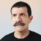 Hypermobil heißt: Seine Handgelenke sind über die normale Maße hinaus beweglich. Für ein Handmodel manchmal bestimmt von Vorteil.