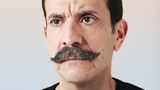 Hypermobil heißt: Seine Handgelenke sind über die normale Maße hinaus beweglich. Für ein Handmodel manchmal bestimmt von Vorteil.
