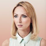 Die Hände in den aufreizenden Handschuhen gehören Nina.