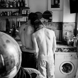 Mitten in der Küche einer Wohnung umfasst das junge Paar Boris und David