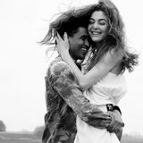 Vor einer Schwarz-Weiß-Landschaft hält Manuel seine Isabel in den Armen