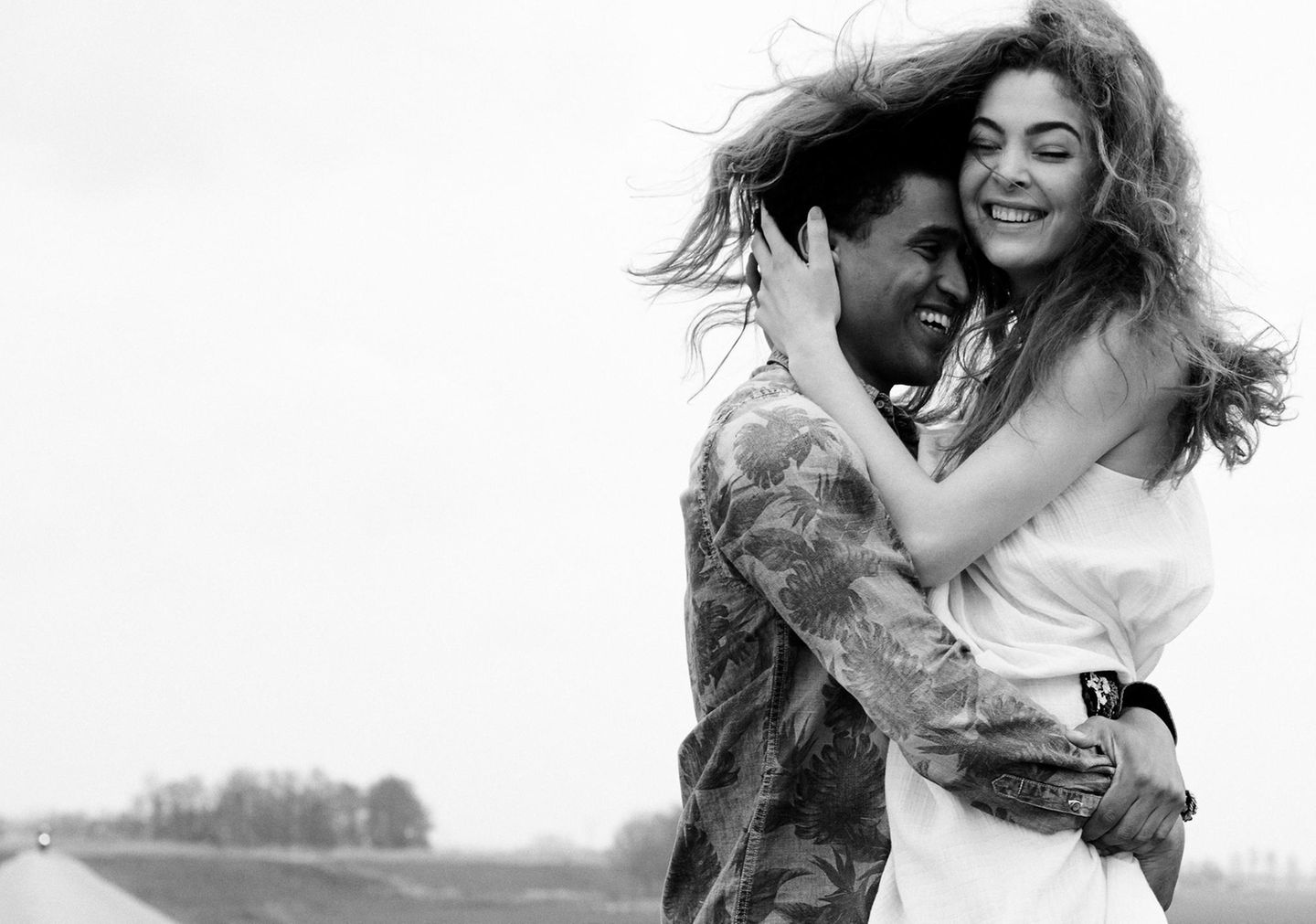 Vor einer Schwarz-Weiß-Landschaft hält Manuel seine Isabel in den Armen