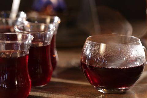 Weihnachtliches Punschrezept: Feuerzangenbowle - das Kultgetränk zum Nachkochen