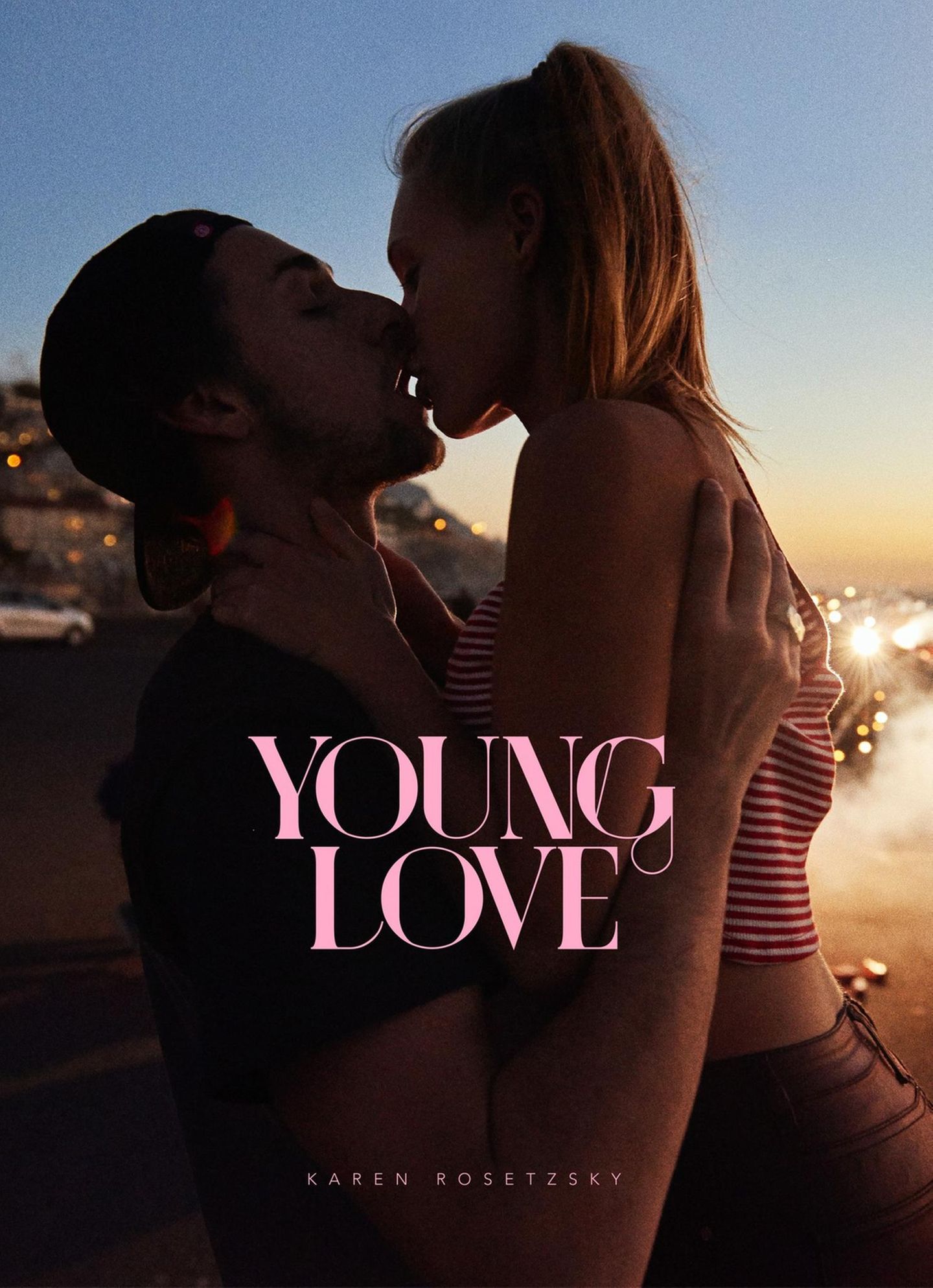 Das ist das Cover vom Bildband "Young Love", auf dem ein küssendes Paar zu sehen ist.