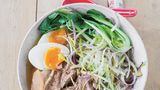 Ramen-Nudeln mit Schweineschulter, weichem Ei und Pak Choi      Zutaten für 4 Personen:  2 Karotten, 1 Stange Lauch, 1/4 Knolle Sellerie, 1 große Zwiebel, 400 g Schweineknochen (vom Metzger), 500 g Schweineschulter, 1 Kombu-Alge (etwa 10 x 10 cm aus dem Asialaden) 5 cm frischer Ingwer, in Scheiben geschnitten, 5 Knoblauchzehen, abgezogen, 4 Eier, 2 Frühlingszwiebeln, 2 EL Miso-Pasta, 3 EL Sojasauce, Salz, 400 g Ramen-Nudeln, 4 kleine Pak Choi, 150 g frische Sojasprossen, Chilipulver zum Bestauben        Zubereitung:  Karotten, Lauch und Sellerie putzen, in grobe Stücke schneiden, die Zwiebel samt der Schale halbieren. Mit Knochen und Schweineschulter in 3 l kaltem Wasser zum Kochen bringen. Eventuell entstehenden Schaum abschöpfen und die Temperatur reduzieren, sodass die Brühe nur noch leicht vor sich hin köchelt. Kombu-Alge, Ingwer und Knoblauch zugeben und alles etwa 2 Stunden köcheln lassen, bis die Schweineschulter zart ist. Das kann je nach Fleisch variieren.  Währenddessen die Eier 7 Minuten kochen und kalt abschrecken. Die Frühlingszwiebel putzen und der Länge nach in dünne Streifen schneiden.  Wenn das Fleisch weich ist, die Brühe durch ein Sieb abgießen. Die Miso-Paste in die Brühe rühren, mit Sojasauce und Salz abschmecken. Das Fleisch in Scheiben schneiden und in der Brühe warm halten.  Die Ramen-Nudeln nach Packungsangabe in Salzwasser weich kochen und abgießen. Den Pak Choi putzen, halbieren und kurz vor dem Servieren in die heiße Brühe zum Fleisch geben.  Zum Servieren Nudeln, Pak Choi, Fleisch und die halbierten Eier in tiefen Schalen anrichten. Brühe angießen, Sojasprossen und Frühlingszwiebel darauf verteilen und nach Belieben mit Chilipulver bestauben.