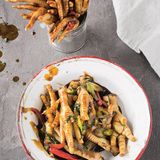 Scharfe Hühnerfüsse mit Sojasauce und Paprika      Zutaten:    3 Stangen Zitronengras,7 kleine Chilischoten, 3 Kafir-Limettenblätter, 200 ml helle Sojasauce, Salz, 2 kg Hühnerfüße, 2 rote Paprikaschoten, 3 Stangen Sellerie, 4 Frühlingszwiebeln, 4 Knoblauchzehen, 3 EL Sonnenblumenöl, 2 Sternanis, 450 ml Sojasauce, 50 ml Sesamöl, 5 EL Speisestärke, 1/4 Bund Koriander      Zubereitung:    Für die Hühnerfüße das Zitronengras und die Chilischoten waschen. Das Zitronengras und eine Chilischote etwas andrücken. In einem großen Topf 500 ml Wasser mit Zitronengras, Kafir-Limettenblättern, der Chilischote, der hellen Sojasauce und 1 TL Salz zum Kochen bringen. Die Hühnerfüße im Sud bei niedriger Temperatur 1 Stunde köcheln lassen.         Währenddessen die Paprika waschen, trockentupfen, von Stielansätzen und Samen befreien und in mundgerechte Streifen schneiden. Den Sellerie putzen und in 0,5 cm lange Stücke schneiden, die Frühlingszwiebeln putzen und in Ringe schneiden. Den Knoblauch abziehen und grob hacken.         Die weich gekochten Hühnerfüße abgießen und die Krallen mit einem kleinen Messer abschneiden.         In einer großen Pfanne oder einem Wok das Sonnenblumenöl bei hoher Temperatur erhitzen. Paprika, Sellerie und Knoblauch darin anbraten. Sternanis, Frühlingszwiebeln und die übrigen Chilischoten dazugeben. Sojasauce, Sesamöl und etwas Wasser zugeben und alles zum Kochen bringen, dann die Temperatur reduzieren.         Die Speisestärke in etwa 150 ml Wasser verrühren. Die Mischung nach und nach in den köchelnden Pfanneninhalt träufeln und alles andicken lassen. Die Sauce ist sämig genug, wenn sie die Konsistenz von flüssigem Honig hat.         Die Hühnerfüße in die Sauce geben. Den Koriander waschen, trockenschütteln und grob hacken, kurz vor dem Servieren ebenfalls unterrühren. Im Wok oder in tiefen Tellern reichen.