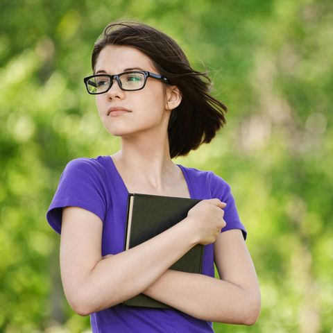 Eine junge Frau blickt nachdenklich in die Ferne