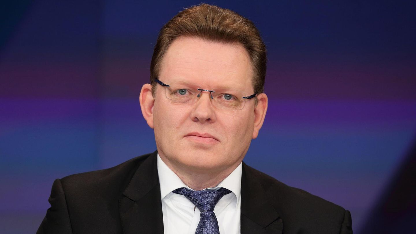 Der Bürgermeister von Altena, Andreas Hollstein, ist mit einem Messer attackiert worden