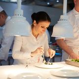 Maison Pic, Drôme, Frankreich  Küchenchefin Anne-Sophie Pic ist eine von sechs Köchinnen, die ein Drei-Sterne-Restaurant führt. Sie bietet ein mediterranes 9-Gänge-Menü für 320 Euro an.