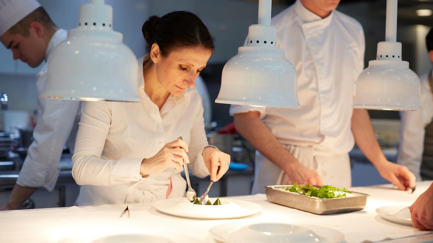Menü für 500 Euro: Maison Pic, Drôme, Frankreich Küchenchefin Anne-Sophie Pic ist eine von sechs Köchinnen, die ein Drei-Sterne-Restaurant führt. Sie bietet ein mediterranes 9-Gänge-Menü für 320 Euro an. Maison Pic, Drôme, Frankreich Küchenchefin Anne-Sophie Pic ist eine von sechs Köchinnen, die ein Drei-Sterne-Restaurant führt. Sie bietet ein mediterranes 9-Gänge-Menü für 320 Euro an.