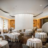 Alain Ducasse at The Dorchester, London  Auch dieses Restaurant von Alain Ducasse führt drei Michelin-Sterne. Der Küchenchef Jean-Philippe Blondet kreiert moderne französische Küche. Das 7-Gänge-Menü gibt es ab 130 Euro.