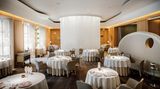 Alain Ducasse at The Dorchester, London  Auch dieses Restaurant von Alain Ducasse führt drei Michelin-Sterne. Der Küchenchef Jean-Philippe Blondet kreiert moderne französische Küche. Das 7-Gänge-Menü gibt es ab 130 Euro.