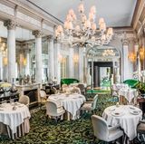 Le Pré Catelan, Paris    Normalerweise zeichnen sich Spitzenrestaurants durch ihre fixen Menüs aus. Hier kann man aber von der Karte bestellen. Zum Beispiel eine Entenstopfleber für 100 Euro, Hummer mit französischem Kaviar für 145 Euro oder ein Zitronentarte für 40 Euro.