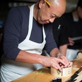 Masa, New York City  Küchenchef Masa Takayama verfolgt zwei Prinzipien: Einfachheit und den essentiellen Geschmack jeder einzelnen Zutat. Ein Abendessen bei Masa (japanische Küche) kostet 500 Euro, darin sind weder Getränke noch Steuern enthalten. 
