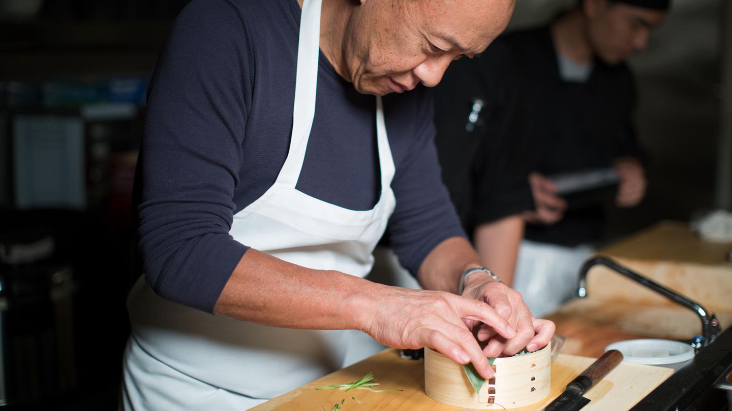 Masa, New York City  Küchenchef Masa Takayama verfolgt zwei Prinzipien: Einfachheit und den essentiellen Geschmack jeder einzelnen Zutat. Ein Abendessen bei Masa (japanische Küche) kostet 500 Euro, darin sind weder Getränke noch Steuern enthalten. 