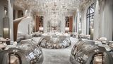 Alain Ducasse au Plaza Athénée, Paris  Ein weiteres Restaurant von Alain Ducasse verdient den Titel "Teuerstes Restaurant der Welt". Das Menü konzentriert sich auf gesunde, umweltfreundliche Gerichte wie Linsen mit Kaviar für 190 Euro und Gemüse aus den Gärten von Versaille für 90 Euro. Auch hier kann man a la carte bestellen. Das Menü gibt es für 390 Euro.