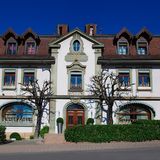 Hôtel de Ville, Crissier, Schweiz  Küchenchef Benoît und seine Frau Brigitte Violier sind mit drei Michelin-Sternen wegen ihrer französisch beeinflussten Küche ausgezeichnet. 11 Gänge kosten dort um die 330 Euro. Dafür bekommt man beispielsweise Lamm und Muscheln mit Safran. 