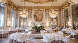 Restaurant Le Meurice, Paris  Das Restaurant des französischen Spitzenkochs Alain Ducasse erinnert an ein Esszimmer in Versaille: Antike Spiegel und Kristalllampen verschönern das 5-Gänge-Menü. Für etwa 380 Euro kriegt man Langustinen, Käse und Desserts.