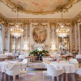 Restaurant Le Meurice, Paris  Das Restaurant des französischen Spitzenkochs Alain Ducasse erinnert an ein Esszimmer in Versaille: Antike Spiegel und Kristalllampen verschönern das 5-Gänge-Menü. Für etwa 380 Euro kriegt man Langustinen, Käse und Desserts.