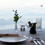 Michel and Sébastien Bras Restaurant, Toya, Japan  Panaromablicke über den vulkanischen Toya-See im Südwesten Hokkaidos in Japan, dazu gibt es ein 2-Sterne-Menü für umgerechnet etwa 205 Euro. Zum Essen gibt es beispielsweise gegrillte Entenstopfleber oder eine Kürbispfanne mit Spargelsalat und Trüffel-Vinaigrette.