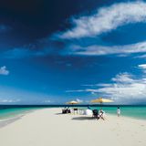 Sansibar: The Residence  Zu Tansania gehört die im Indischen Ozean gelegene Insel Sansibar, deren Fläche ungefähr die zweieinhalbfachen Größe Rügens umfasst. Eines der dortigen Top-Resorts ist das Fünf-Sterne-Hotel The Residence, für deren Gäste eine Sandbank-Tour zu den unvergesslichen Erlebnissen gehört.  Infos: http://cenizaro.com/theresidence/zanzibar