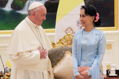 Papst Franziskus spricht mit Myanmars Regierungschefin Aung San Suu Kyi