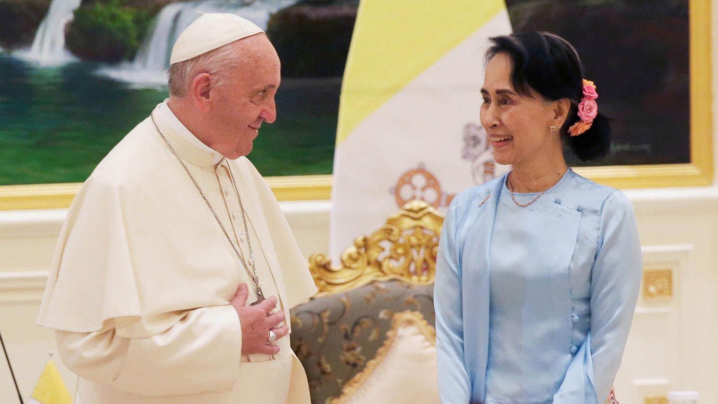 Papst Franziskus spricht mit Myanmars Regierungschefin Aung San Suu Kyi
