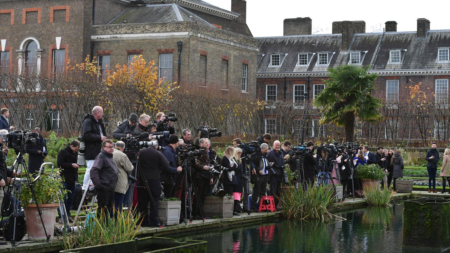 Jahresrückblick: Prinz Harry und Meghan Markle sind das Liebespaar des Jahres Journalisten warten auf das Verlobungspaar Prinz Harry und Meghan Markle