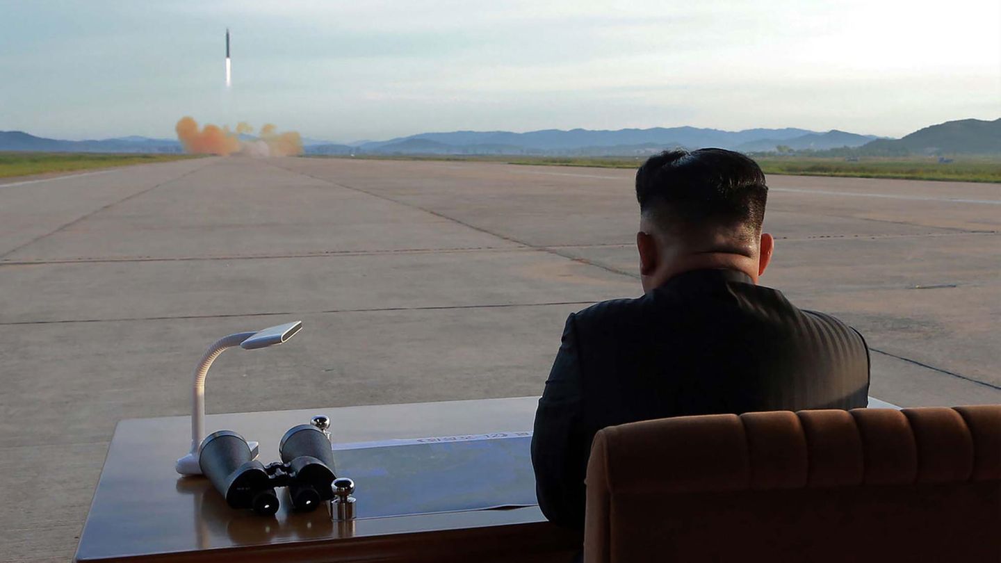 Nordkorea: Die undatierte Aufnahme zeigt Kim Jong Un bei einem Raketentest