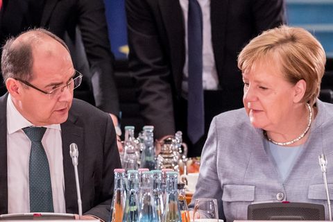 Landwirtschaftsminister Christian Schmidt und Kanzlerin Angela Merkel am Kabinettstisch