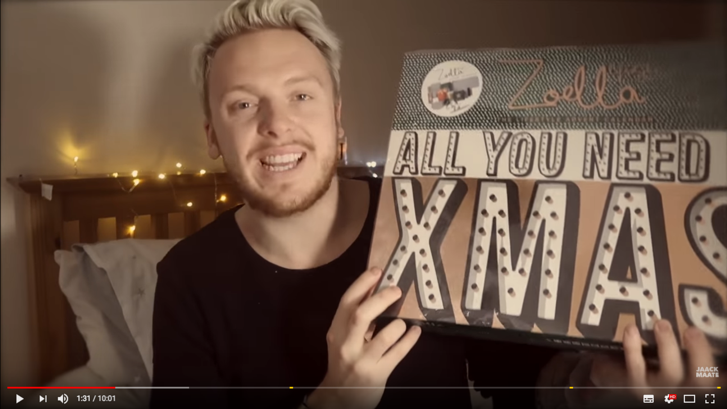 Youtube-Star JaackMaate zeigt den Adventskalender von Zoella