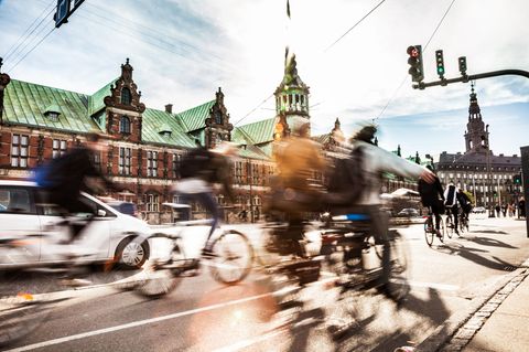 Der ewige Krieg zwischen Auto- und Radfahrern wird gern mit unbewiesenen Behauptungen geführt. Die Stichprobe in Hamburg räumt mit manchen Mythen auf.