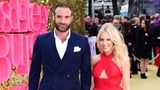 Kylie Minogue und Joshua Sasse