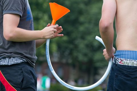 Studie zum Komasaufen: Jugendliche mit einem Trichter
