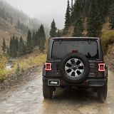 Die eckigen Rücklichter erstrahlen in 3D-Optik