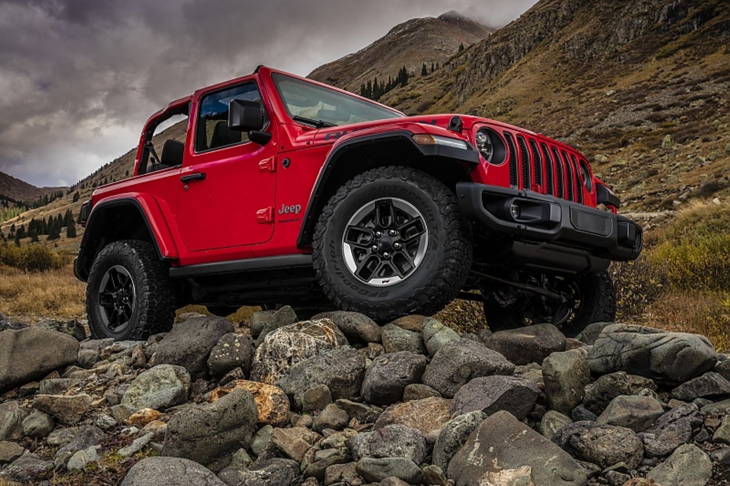 Der Jeep Wrangler rollt auf 33-Zoll-Walzen