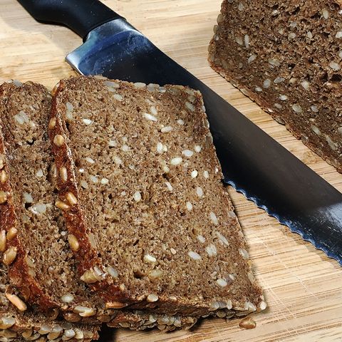 Schneiden für Profis: Mit diesem Trick gelingt jede Brotscheibe