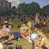 Das kennt wohl jeder Großstädter. Kaum kommt die Sonne mal raus, sind die Grünanlagen schon voller Studenten.