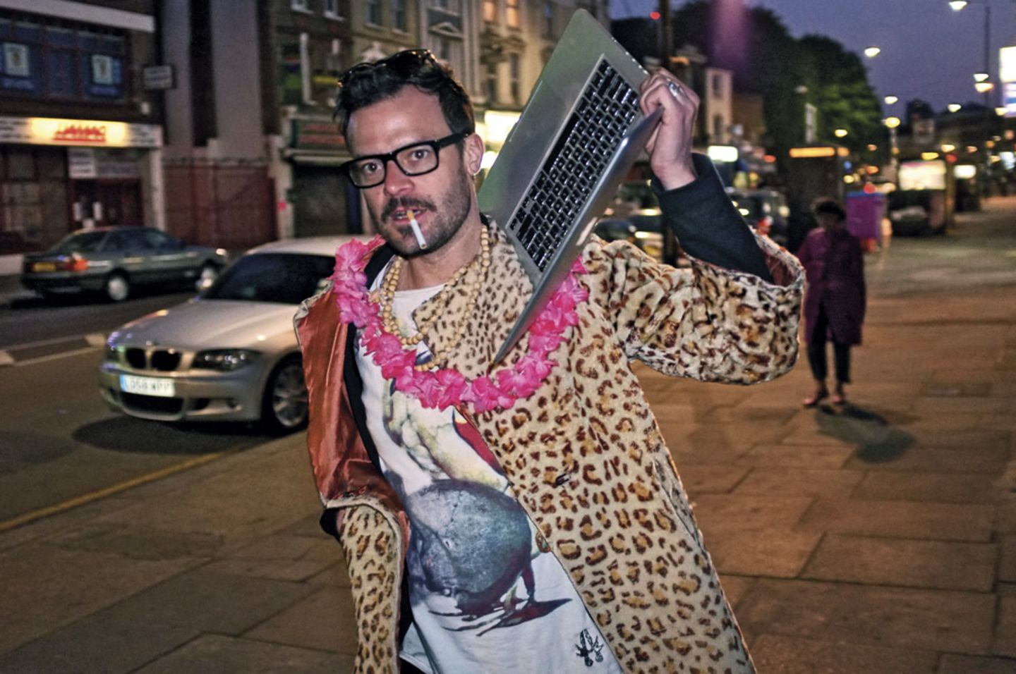"Shoreditch Wild Life": Merkmale des ultimativen Hipsters: ein Mantel, so hässlich, dass er schon fast wieder cool ist und ein Audiowiedergabegerät (das MacBook ist natürlich voll ironisch gemeint, weil Kapitalismus und so), mit dem sonst niemand auf der Straße zu sehen ist. So individuell! Merkmale des ultimativen Hipsters: ein Mantel, so hässlich, dass er schon fast wieder cool ist und ein Audiowiedergabegerät (das MacBook ist natürlich voll ironisch gemeint, weil Kapitalismus und so), mit dem sonst niemand auf der Straße zu sehen ist. So individuell!