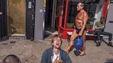 Ist es eine Badehose oder eine Unterhose? Respekt für so viel "ist doch egal" für den Mann mit den Flipflops.