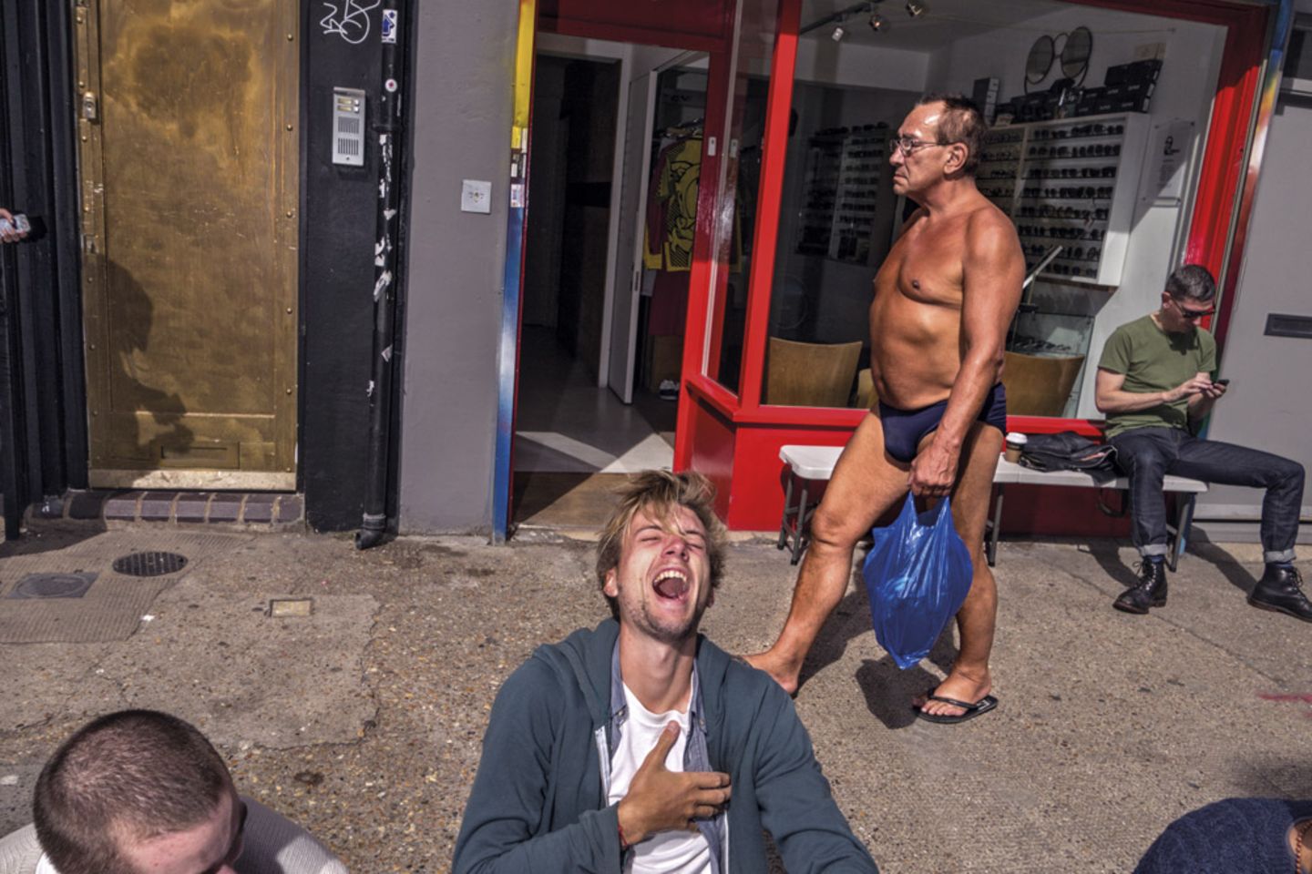 Ist es eine Badehose oder eine Unterhose? Respekt für so viel "ist doch egal" für den Mann mit den Flipflops.