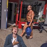 Ist es eine Badehose oder eine Unterhose? Respekt für so viel "ist doch egal" für den Mann mit den Flipflops.