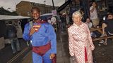 So sieht eine Frau aus, die nichts mehr schocken kann. Auch kein Superman.