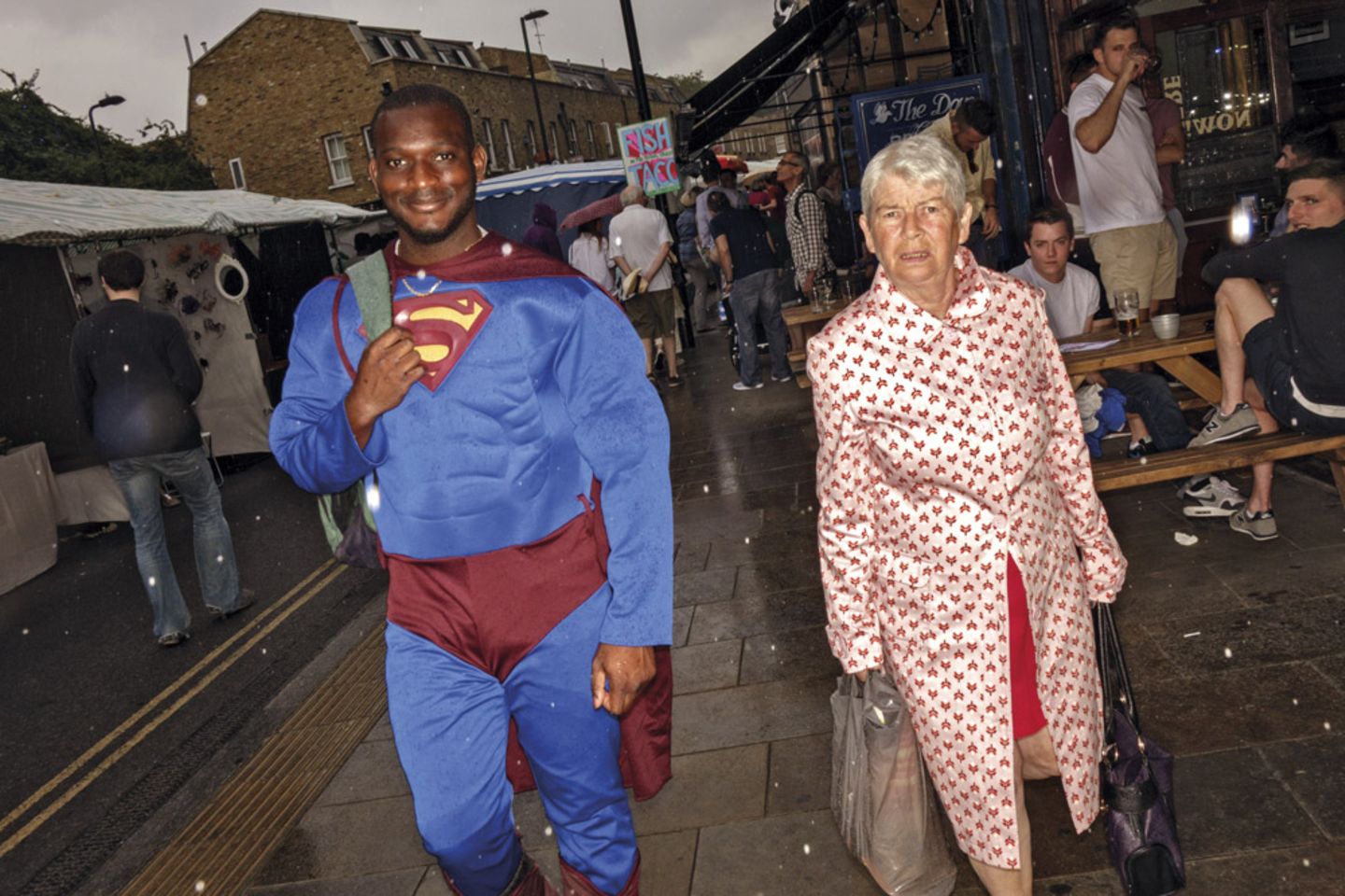 So sieht eine Frau aus, die nichts mehr schocken kann. Auch kein Superman.