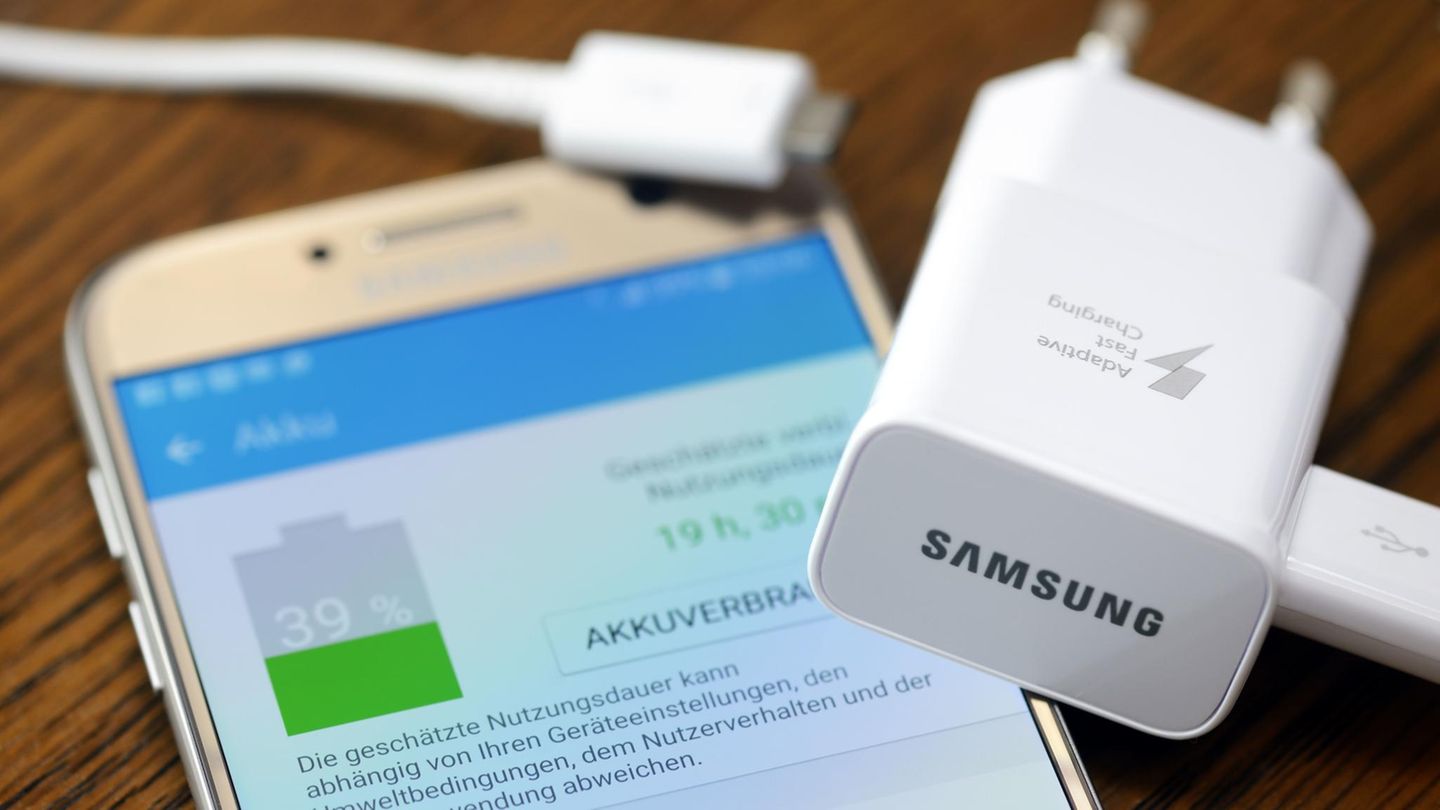 Samsung Galaxy Smartphone mit Ladegerät und Akkustandsanzeige