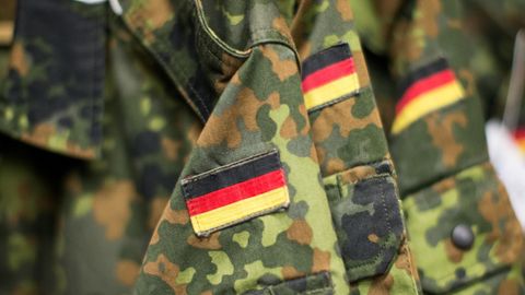 Oberleutnant Franco A. soll Anschläge geplant und dafür bereits Waffen besorgt haben (Symbolbild)