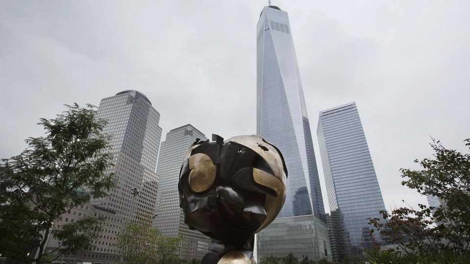Fritz Koenig The Sphere im Liberty Park in New York Fritz Koenig The Sphere im Liberty Park in New York